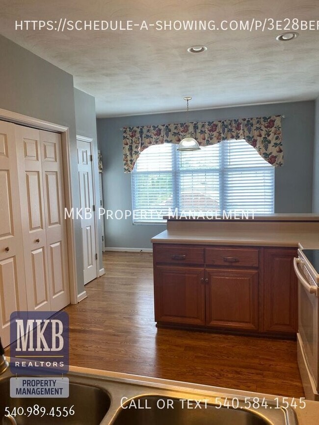 Building Photo - 5502 S Village Dr