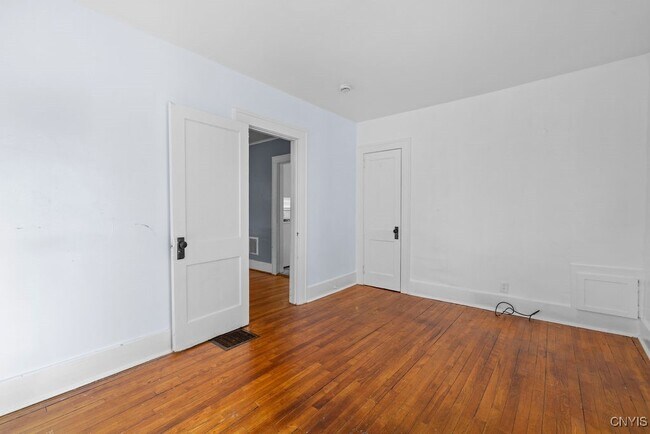 Building Photo - 401 Valley Dr
