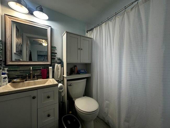 Building Photo - Cozy Updated Studio Unit in Central Island Complex-Available APRIL-2026