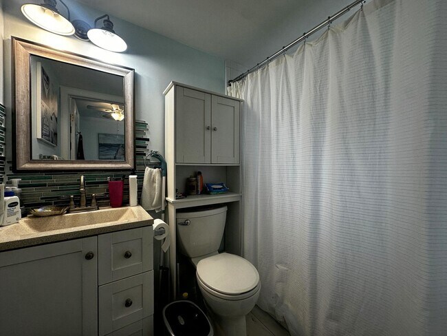 Building Photo - Cozy Updated Studio Unit in Central Island...