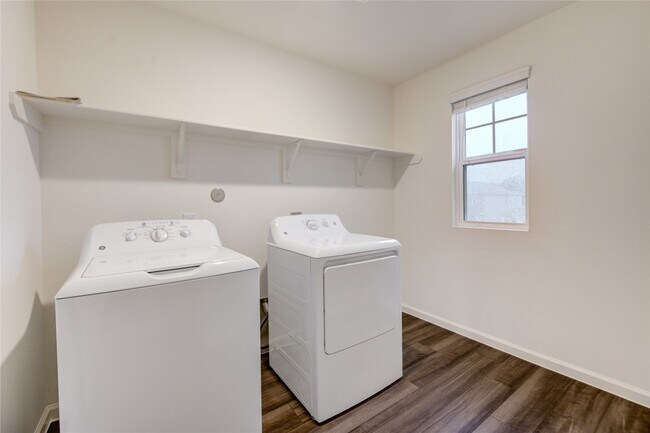 Building Photo - 8815 Vacek Xing Wy