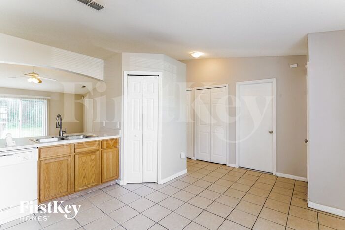 Building Photo - 7831 Country Chase Ave