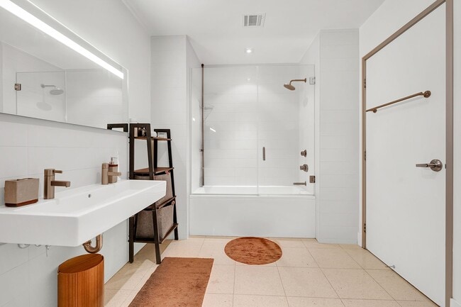 Building Photo - Hollywood Luxury Condo — 2 Beds • 2.5 Bath...