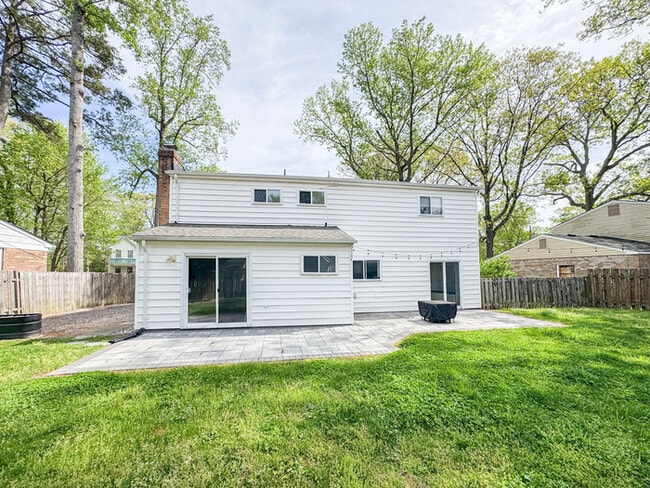 Building Photo - COME MEET YOUR NEW HOME IN KINGS GRANT!