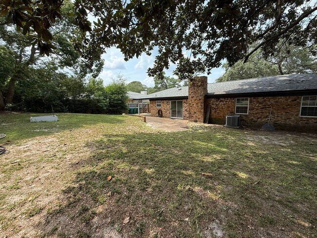 Building Photo - 420 Dolphin St