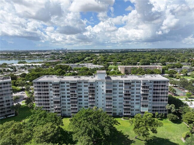 Building Photo - 4015 W Palm Aire Dr