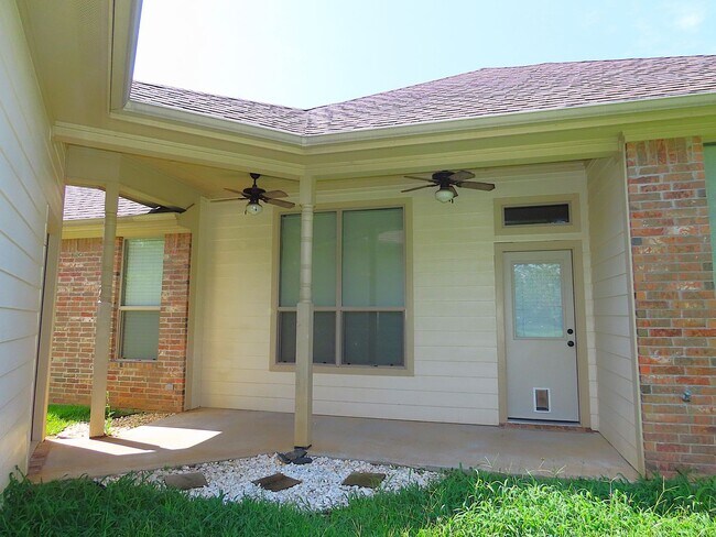 Building Photo - Extraordinary 3 Bedroom, 2 Bath Home in Southeast Tyler! Coming Soon!