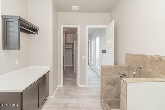 Building Photo - 864 Lemington St