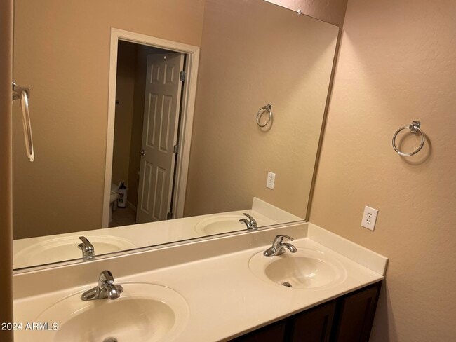 Building Photo - 15240 N 142nd Ave