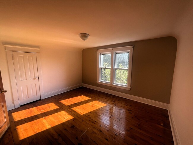 Building Photo - Charming Country Home