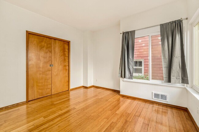 Building Photo - 1 Bedroom Apartment Next To Cal Anderson Park! *Utilities and Garage Parking Included!*