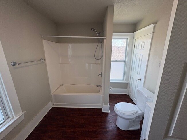 Building Photo - Stunning 4 Bed Home West of Drake