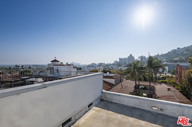Building Photo - 1345 Havenhurst Dr