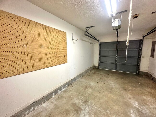 Building Photo - **** HALF OFF 1ST MONTH OF RENT IF YOU PAY...