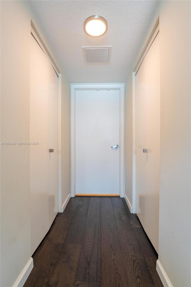 Building Photo - 1800 N Bayshore Dr