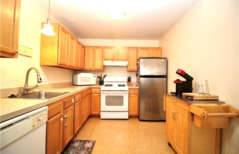 Building Photo - 134 Parkhurst St