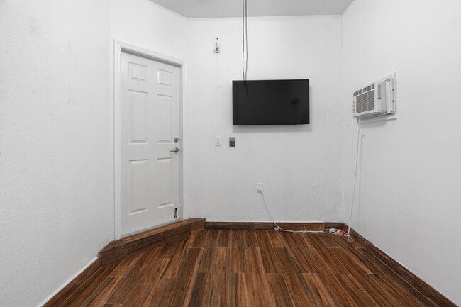 Building Photo - 8618 NW 113th Ct