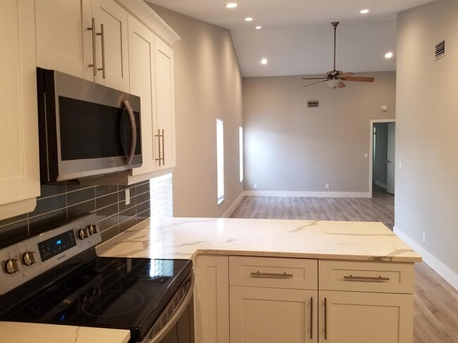 Building Photo - 8863 SE Hobe Ridge Ave
