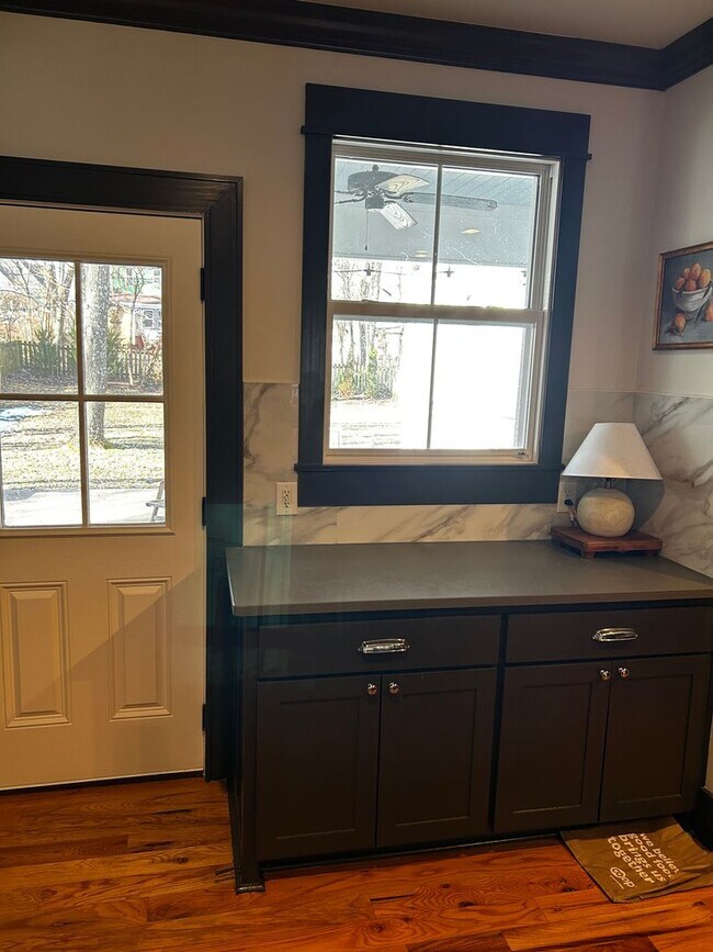 Building Photo - UNFURNISHED Beautiful Large Home Available Now on North Walnut in Fayetteville !!