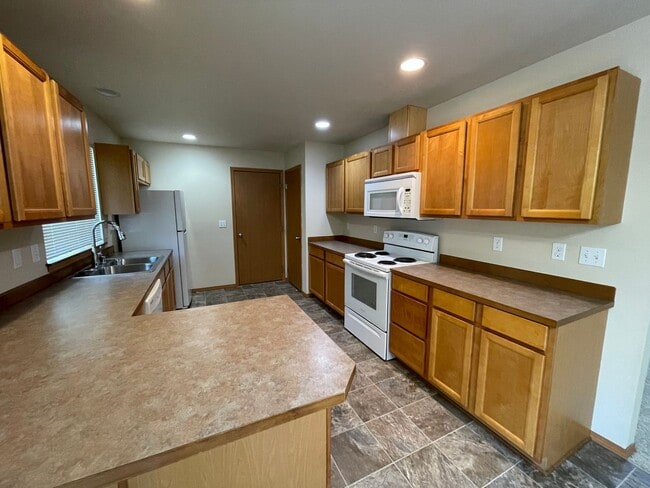 Building Photo - Beautiful, Spacious 4 Bedroom - 2.75 Bath ...