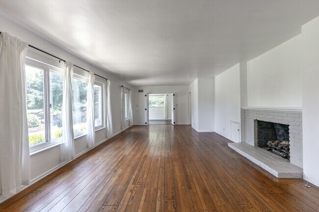 Building Photo - 1290 Clubhouse Dr