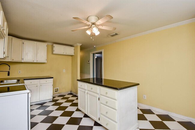 Building Photo - 1105 Avenue D