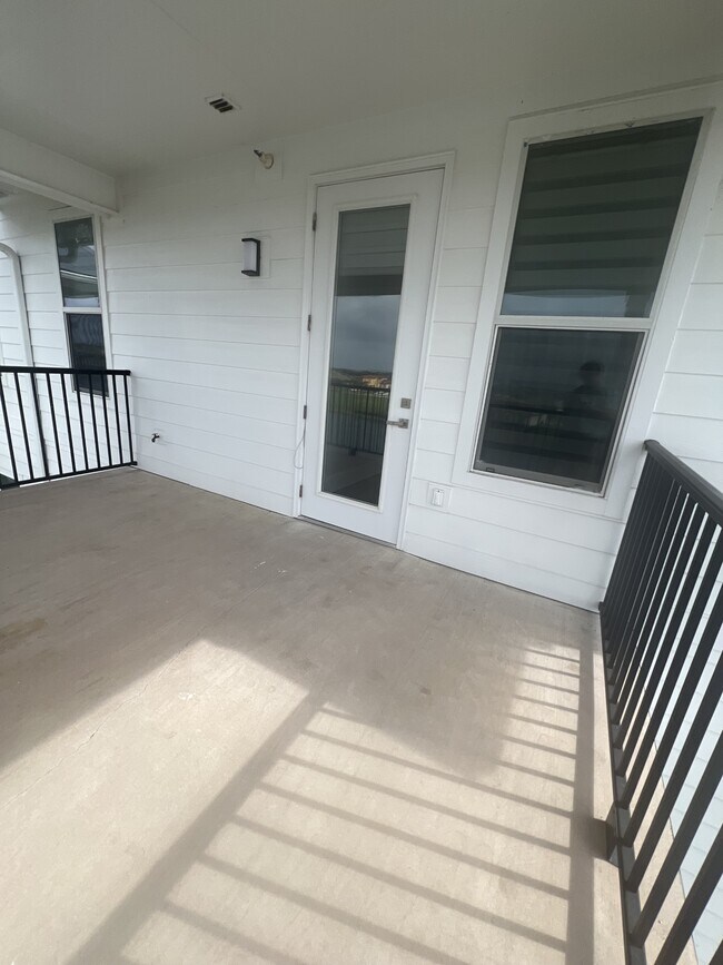 Building Photo - 3900 Lakeshore Blvd E