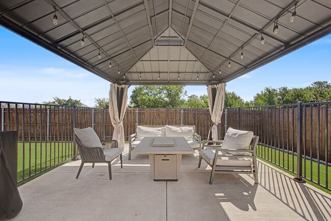 Building Photo - Beautifully Maintained Home on Greenbelt!