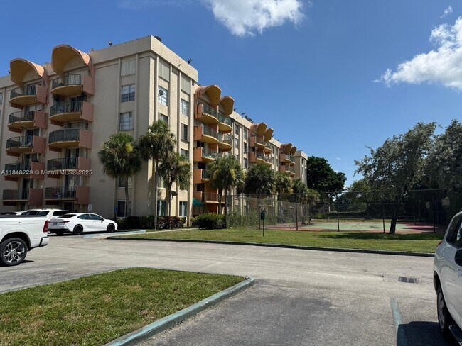 Building Photo - 9350 Fontainebleau Blvd