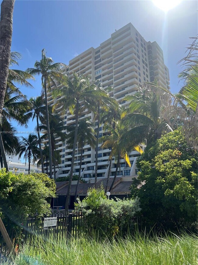 Building Photo - 2555 Collins Ave