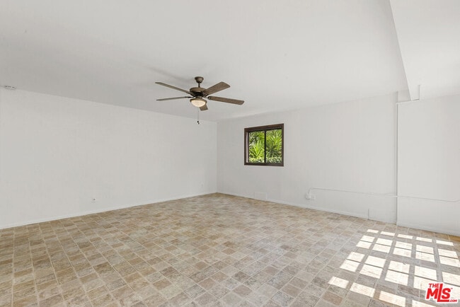 Building Photo - 1122 S La Peer Dr