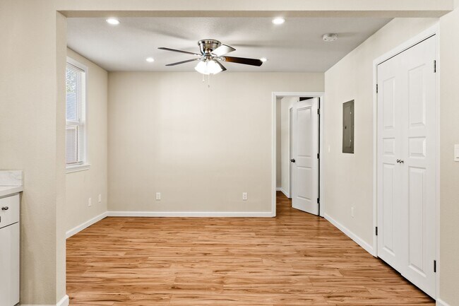 Building Photo - Modern 2 Bedroom in Alameda w/ Parking!