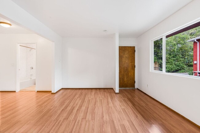 Building Photo - Spacious 1-Bedroom Apartment in South Shat...