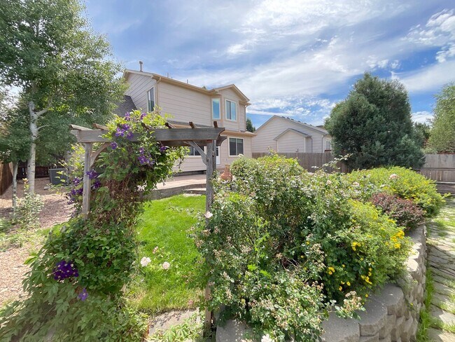 Building Photo - 4 Bedroom Home Available Near Constitution...