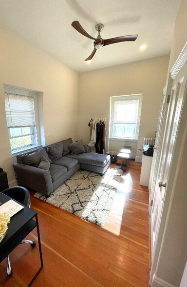 Building Photo - 81 Lloyd Ave