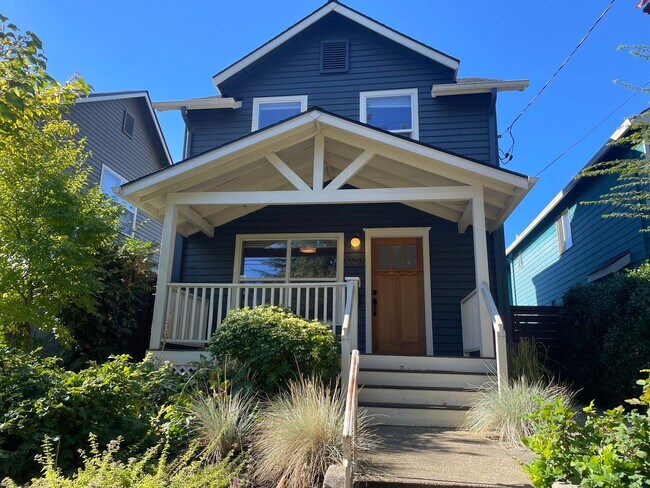 Building Photo - Single family, 3 bedroom, 1.5 bath home ju...