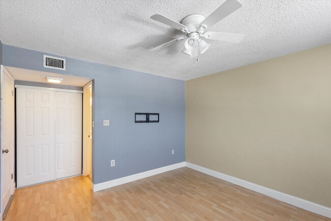 Building Photo - 2 Bedroom 2 bathroom condo available!