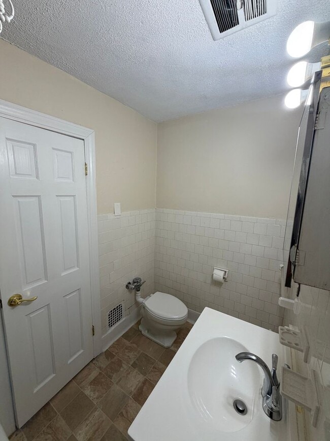 Building Photo - 423 Pelham St