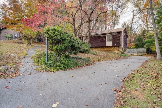 Building Photo - Large home in a beautiful setting close to...