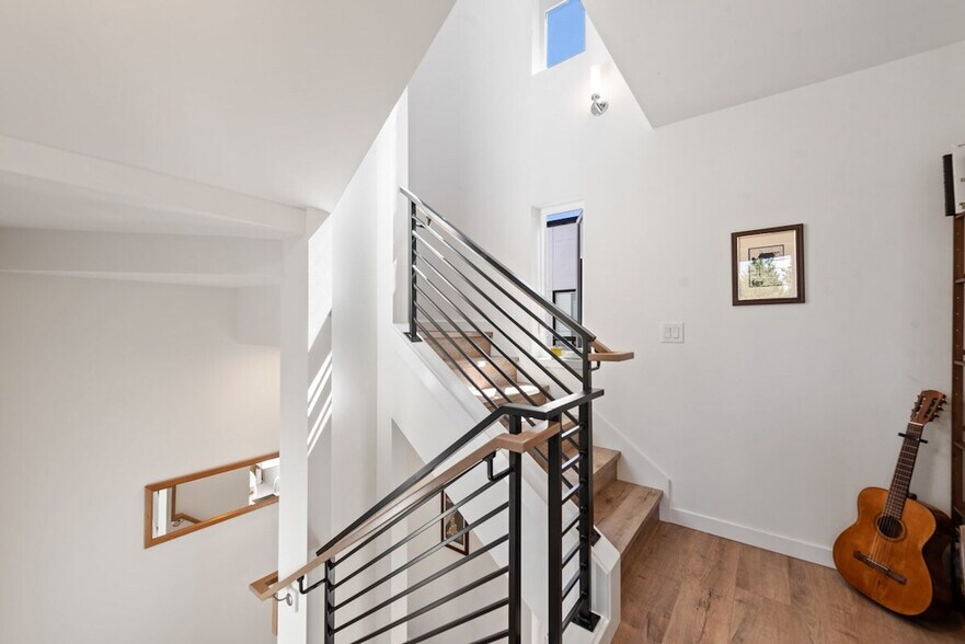 Building Photo - 422 10th Ave E