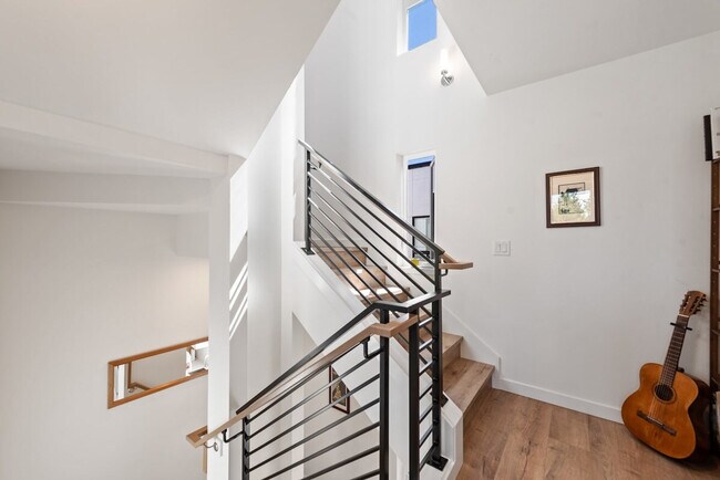 Building Photo - 422 10th Ave E