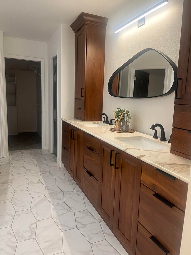 Building Photo - 648 E Maberry Dr