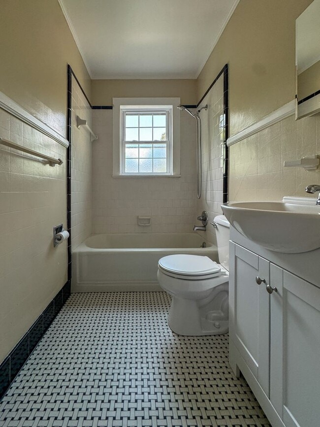 Building Photo - 512 1/2 Westmont Drive