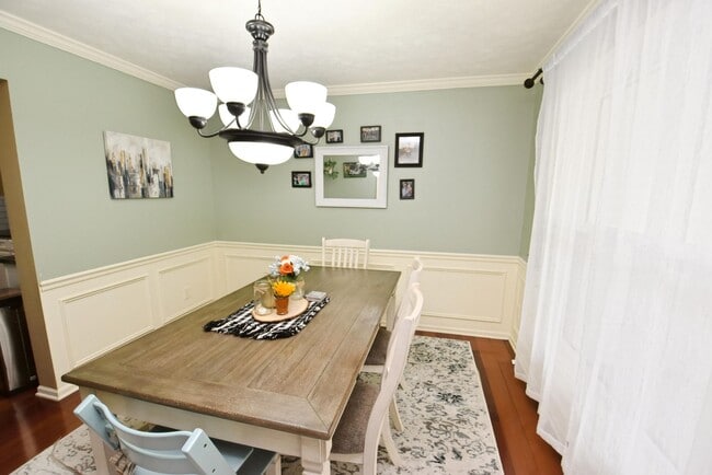 Building Photo - Large 4-5 bedroom 2.5 bath home in South B...