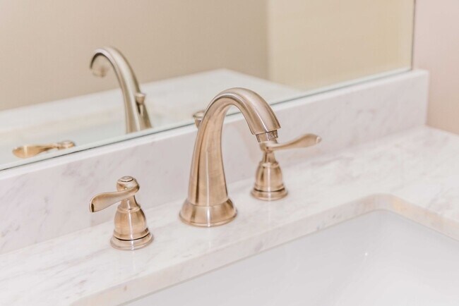 Building Photo - 2 Bedroom/ 2 bath - entry level END UNIT w...