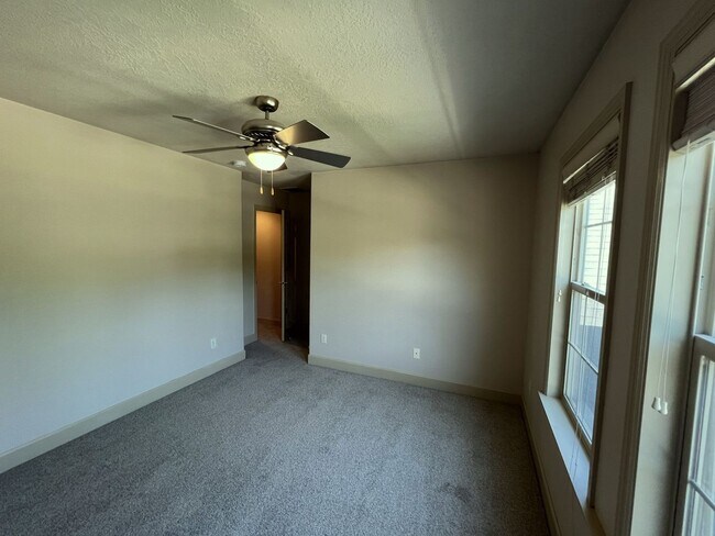 Building Photo - Beautiful 4 bed 3.5 bath home in Eagle jus...