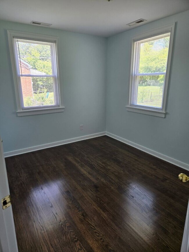 Building Photo - Newly Renovated 3BR/1BA Home - West End - ...