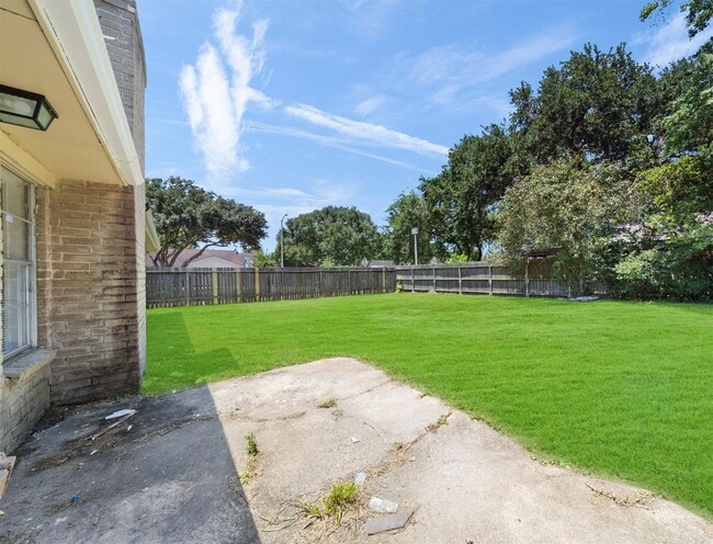 Building Photo - 7962 Southmeadow Dr
