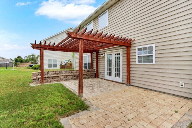 Building Photo - 4 Bed/2.5 Bath in Richmond Hill!