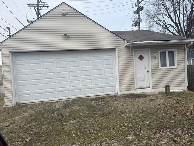 Building Photo - 3 Bedroom 1 Bathroom Single Family Home, North Clintonville